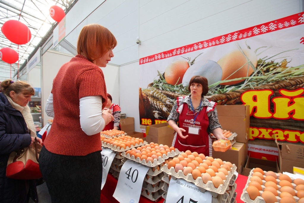 Самые дешевые яйца в городе найдут красноярцы на продуктовой ярмарке в «Сибири».JPG