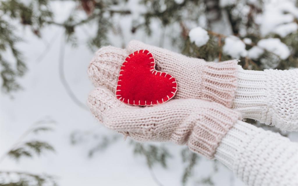 Red-love-heart-hands-gloves-winter_2560x1600.jpg
